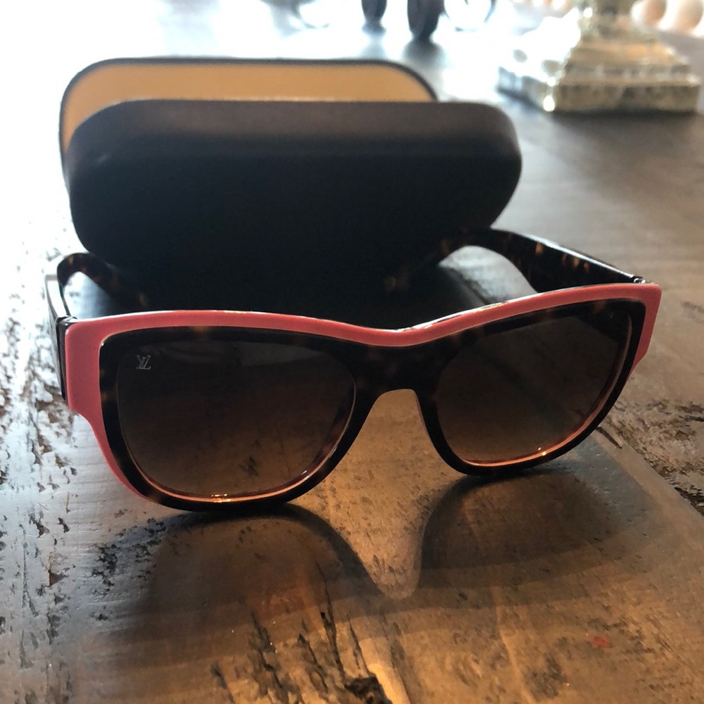 Louis Vuitton sunglasses lightly used in excellent condition !